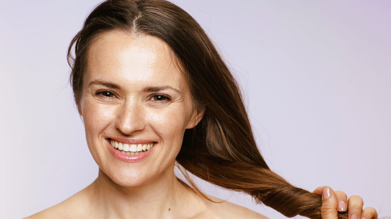 Prendre soin de ses cheveux : prévenir la chute et stimuler la pousse"